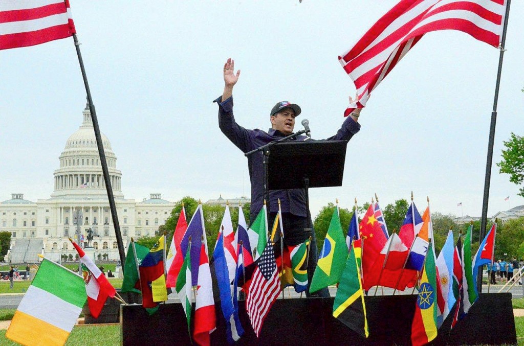 Ron Harding preaches before a crowd of 508 on the lawn of the National Mall!